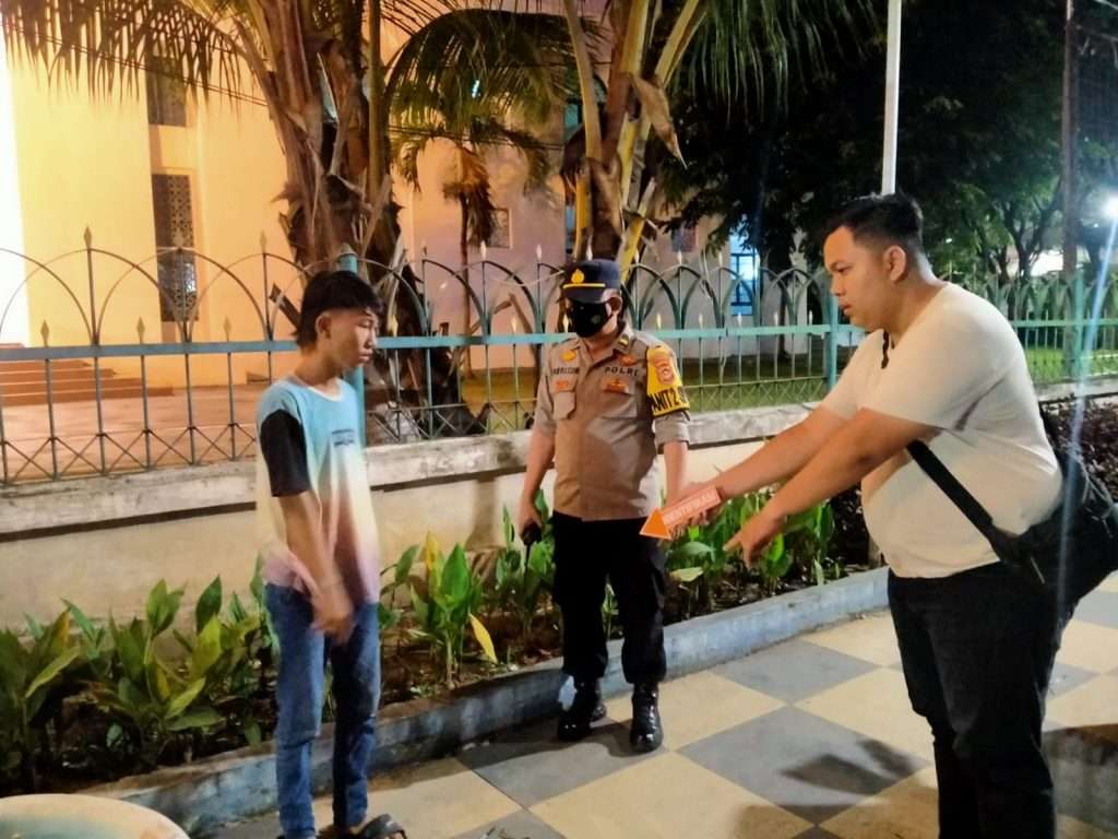 Seorang ABG menunjukkan TKP kepada polisi, saat dia menjadi korban jambret