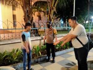 Seorang ABG menunjukkan TKP kepada polisi, saat dia menjadi korban jambret