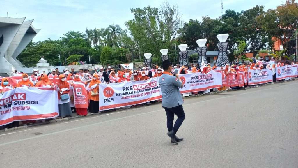 Tak hanya mahasiswi saja, DPD PKS Palembang ikutan demo tolak kenaikan BBM di Monpera