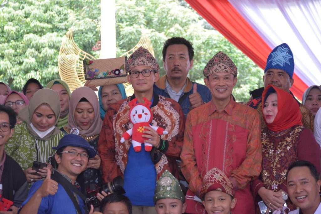 Didampingi Walikota Palembang Harnojoyo Menparekraf RI Sandiaga Salahuddin Uno bersilaturahmi dengan UMKM di Palembang di Rumah Dinas Walikota