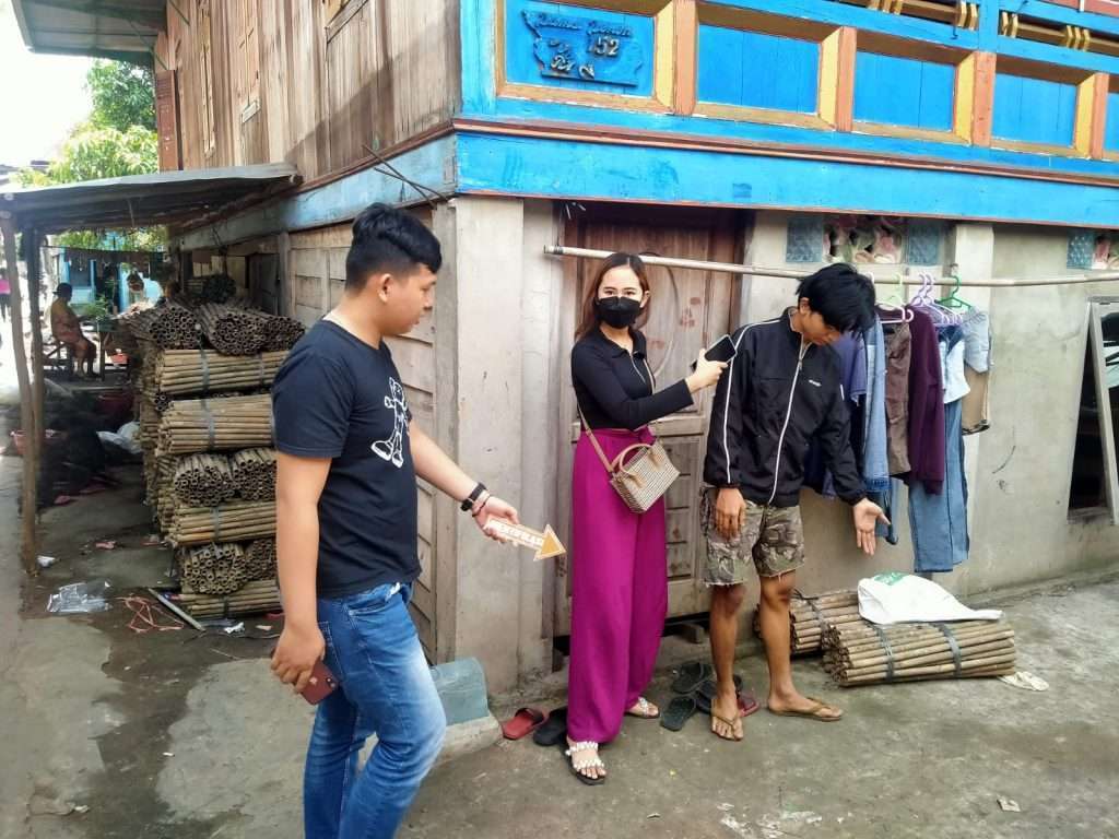 Korban saat menunjukkan lokasi motor didepan rumah yang hilang