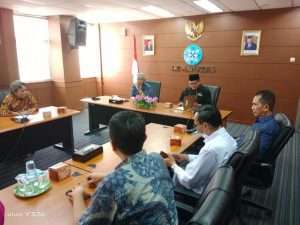 Ketua Dewan Pers Prof Azyumardi Azra (berpeci bundar, dan berbaju batik) didampingi antara lain Ketua Umum SMSI Firdaus (sebelah kanan, mengenakan peci hitam dan setelan kemeja hitam), dan sebelah kiri Anggota Dewan Pers Asmono Wikan dalam pertemuan dengan pengurus Serikat Media Siber Indonesia (SMSI) di Gedung Dewan Pers, Jakarta pada Jumat (12/8/2022). (Dokumen SMSI)