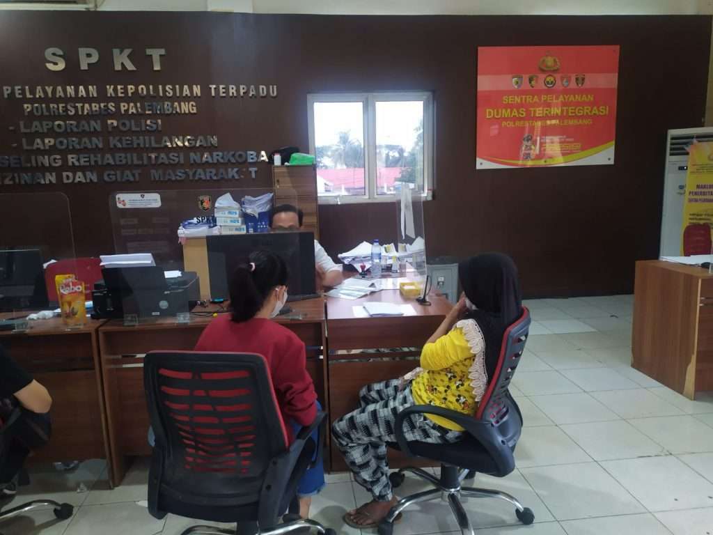 Korban dan orang tuanya saat melaporkan ke SPKT Polrestabes Palembang