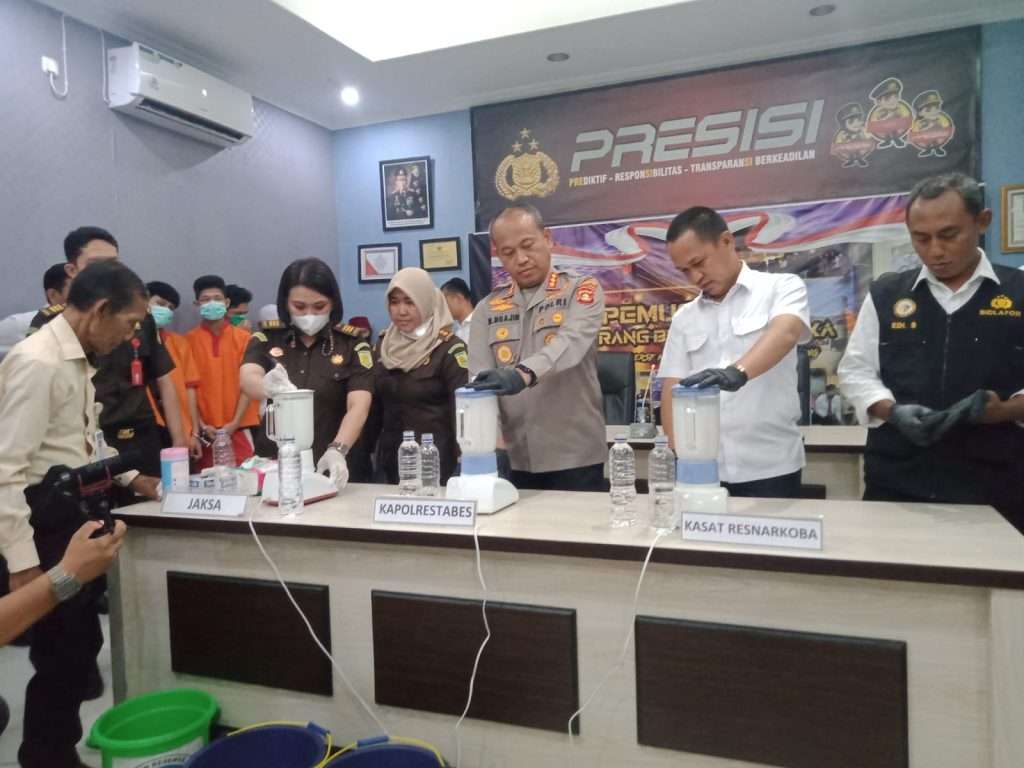 Satres Narkoba Polrestabes Palembang memusnahkan BB jenis sabu-sabu