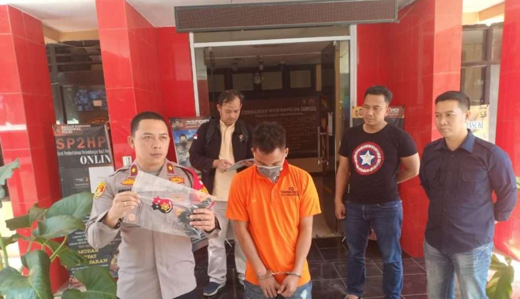 Kapolsek IT I Palembang, Kompol Ginanjar Alya Sukmana saat menggelar jumpa pers penangkapan pelaku