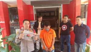 Kapolsek IT I Palembang, Kompol Ginanjar Alya Sukmana saat menggelar jumpa pers penangkapan pelaku