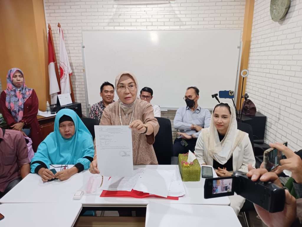 Pengacara Titis Rachmawati SH menggelar jumpa pers terkait perkembangan kasus Wali Santri di Jalan A Rivai Selasa (6/9/22)