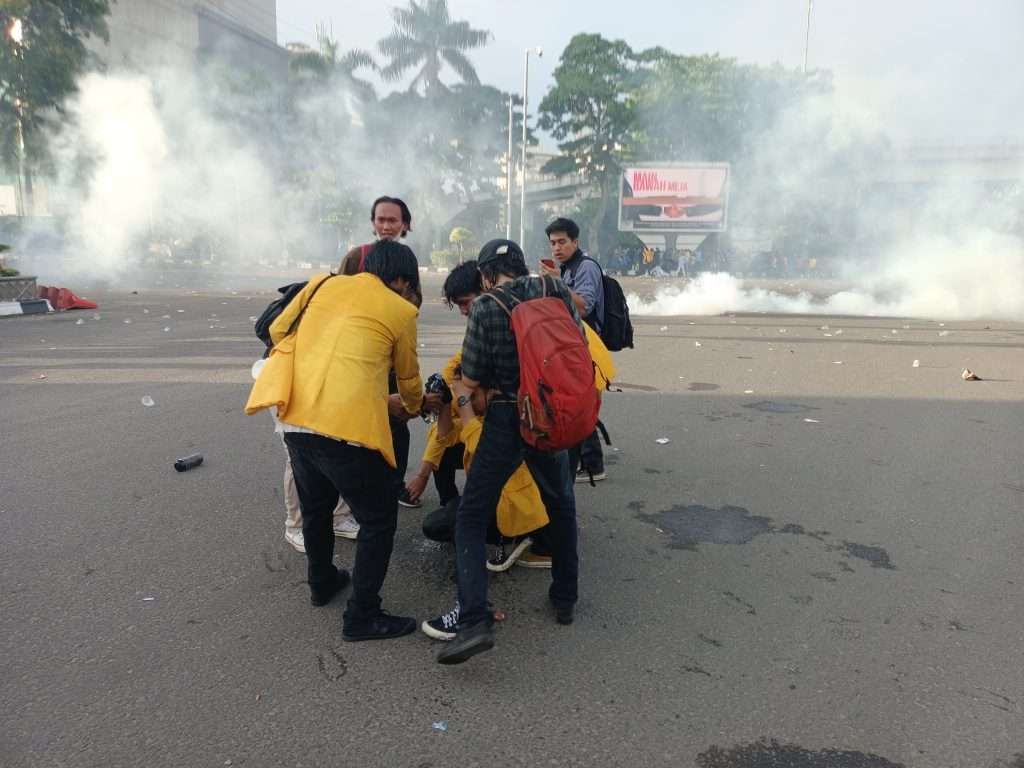 Massa Mahasiswa bubar lokasi sepi dan terlihat mahasiswa terkena gas air mata