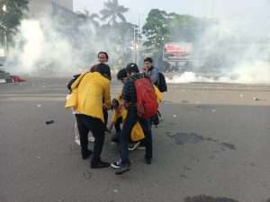 Massa Mahasiswa bubar lokasi sepi dan terlihat mahasiswa terkena gas air mata