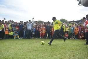 Buka Festival Sepakbola Usia Dini Gubernur Sumsel Herman Deru lesatkan bola shooting ke gawang