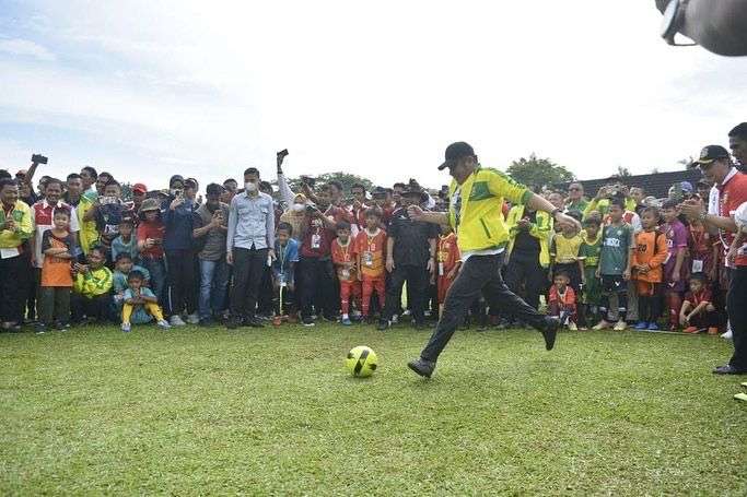 Buka Festival Sepakbola Usia Dini Gubernur Sumsel Herman Deru lesatkan bola shooting ke gawang