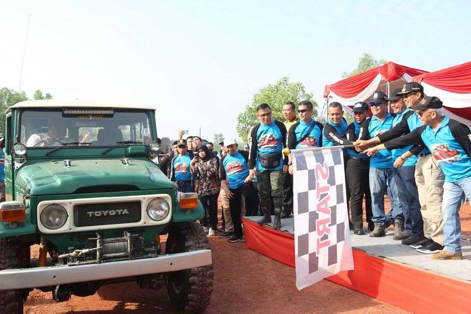 Herman Deru saat Pembukaan Pelambang Emas Darussalam Ceria Elok dan Kompak Offroad 4x4 tahun 2022 di Sirkuit Lanud SMH Palembang, Sabtu (24/9/22).