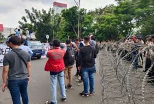 Aksi mahasiswa menolak kenaikan BBM di Gedung DPRD Sumsel dihadang kawat berduri