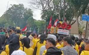Buruh bersama mahasiswa bersatu demo penolakan kenaikan BBM di DPRD Sumsel