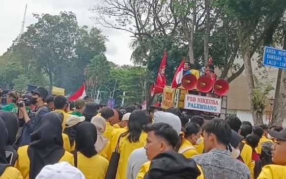 Buruh bersama mahasiswa bersatu demo penolakan kenaikan BBM di DPRD Sumsel