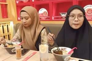 Pengunjung Ramen Ya! Saat dibincangi sembari menyantap ramen di PI Mall