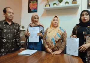 Korban (berhijab kuning) ditemani kuasa hukumnya