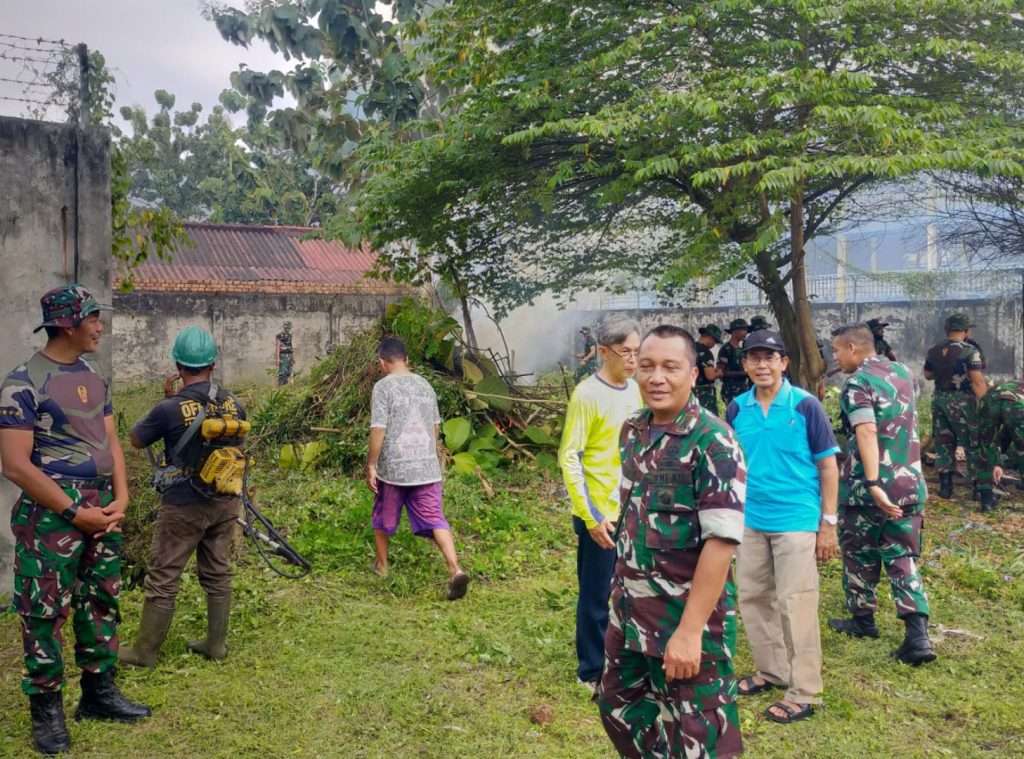 Kasiter Rem 044/Gapo Kolonel INF Debok Sumantoko saat memimpin giat Karya Bhakti di Gereja Santa Maria Rosalio Jalan Tembok Baru
