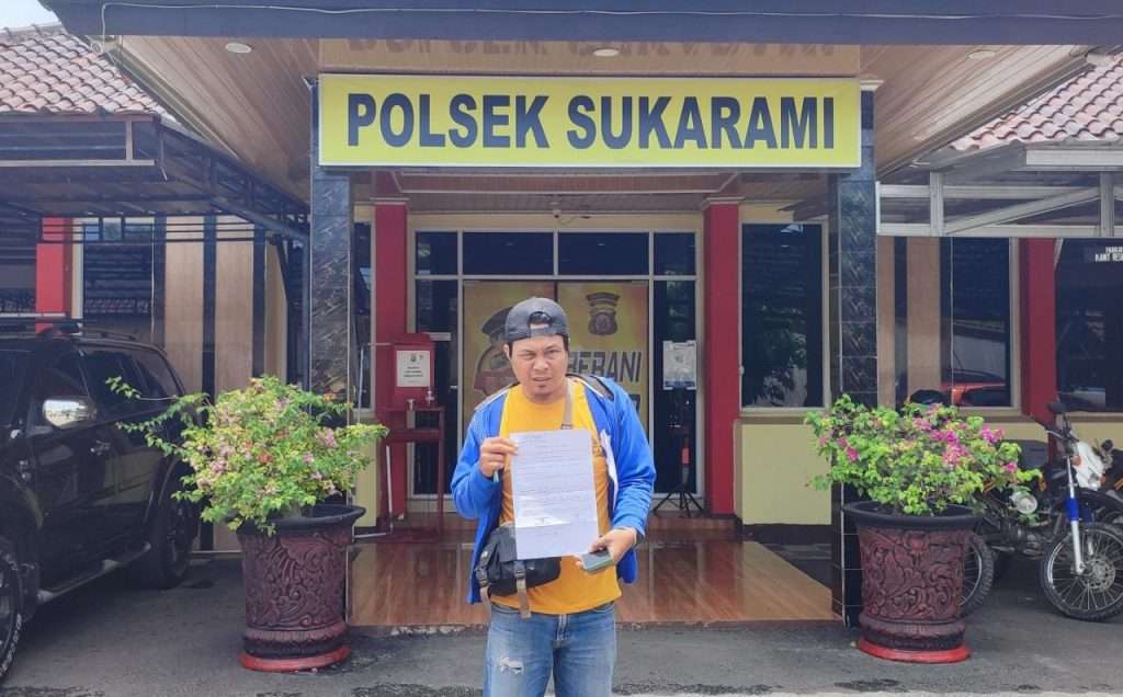 Korban saat membuat laporan ke kantor polisi