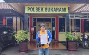 Korban saat membuat laporan ke kantor polisi