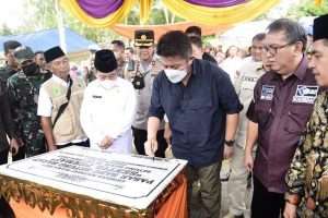 Herman Deru saat meresmikan pasar Sentul Permai Desa Betung Barat Kabupaten Pali