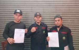 Ketua koordinator parkir Banyuasin, Irwansyah (tengah) didampingi rekannya