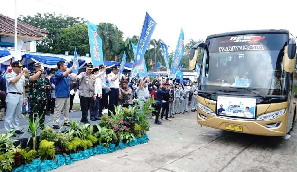 Herman Deru, saat melepas ratusan pemudik yang menggunakan fasilitas mudik gratis di Terminal Alang-Alang Lebar Palembang, Rabu (19/4/2023).