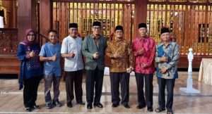 Bupati PALI Dr. Ir. H. Heri Amalindo, MM didampingi Plt Kadisperindag PALI, Brisvo Diansyah, ST., MM, Kadisbubpar PALI, Novita Febrianti, ST., MT, Pemangku Adat, Tokoh Adat dan Tokoh Masyarakat saat meninjau persiapan peresmian Gedung Dekranasda, Rumah Adat, dan Baju Adat, Senin (01/05/23) Foto: Muhammad Susanto