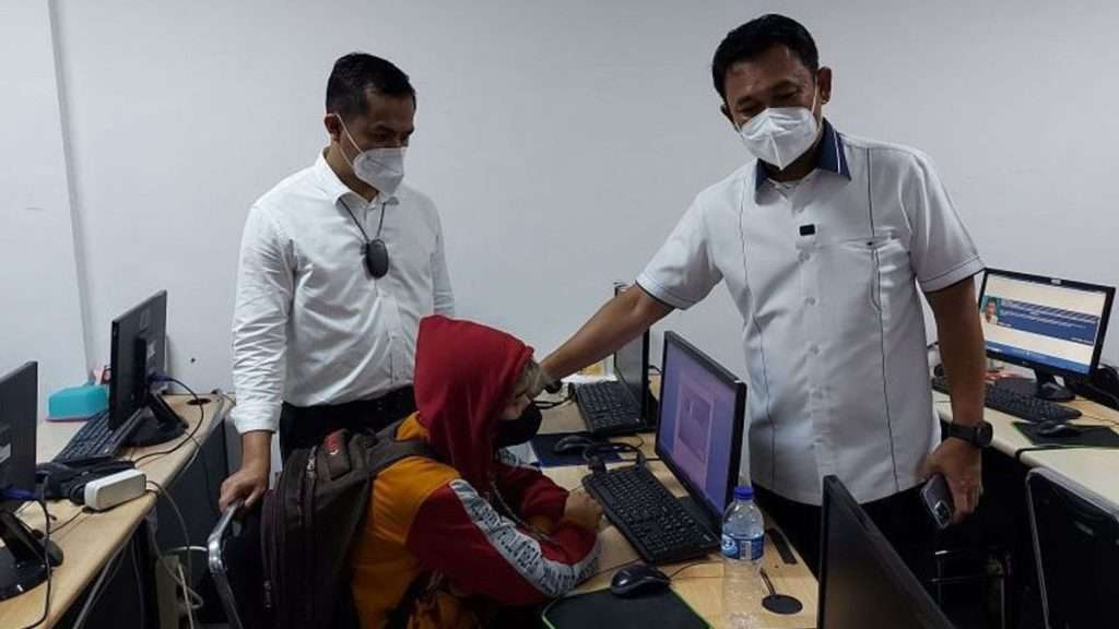 Salah satu aksi penggerebekan kantor pinjol di Kelapa Gading oleh Polisi, Jakarta Utara/Foto: Via ANTARA/voi.id