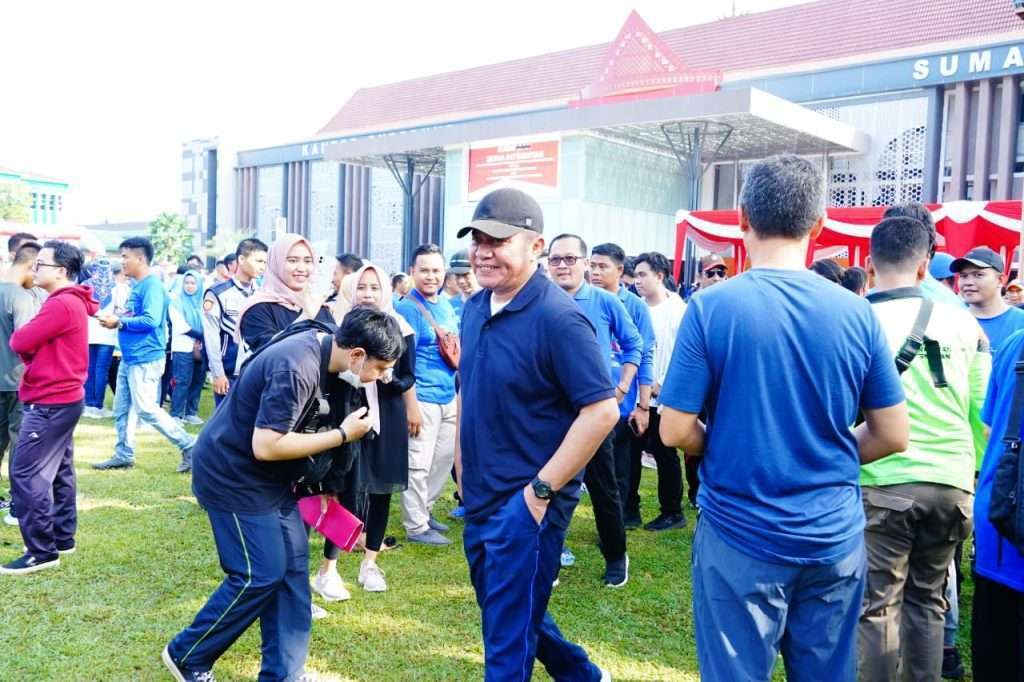 Herman Deru bersama Forkopimda Sumsel mengikuti Jalan santai dan senam bersama dalam rangka HUT Ke 77 Pemerintah Provinsi Sumatera Selatan bertempat di Kantor Gubernur Sumsel, Sabtu, (13/5/2023).