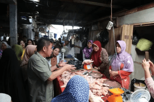 Gubernur pantau pasar dan posko Lebaran di sejumlah titik, Jumat (21/4) pagi.