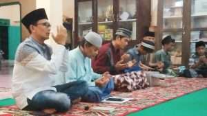 Efran, Ketua IWO PALI dan pemilik Media TintaMerah.co.id, mengadakan doa bersama dengan anak yatim piatu di Panti Asuhan Jaya Murni, Kelurahan Handayani Mulya, Kecamatan Talang Ubi, Kamis malam (25/05/23).