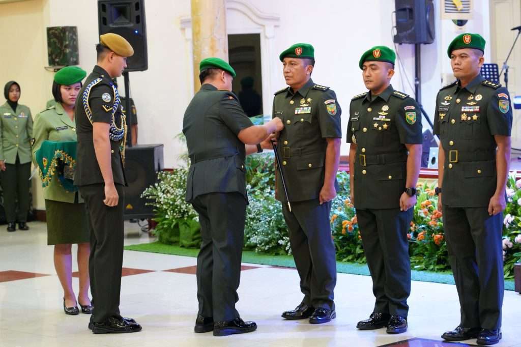 Penyerahan jabatan Kajasdam II/Swj diserahkan langsung oleh Pangdam II/Swj Mayjen TNI Hilman Hadi kepada Kolonel Inf Debok Sumantokoh, S.H., bertempat di Gedung Sudirman Makodam II/Swj Palembang, Selasa (04/04/2023).