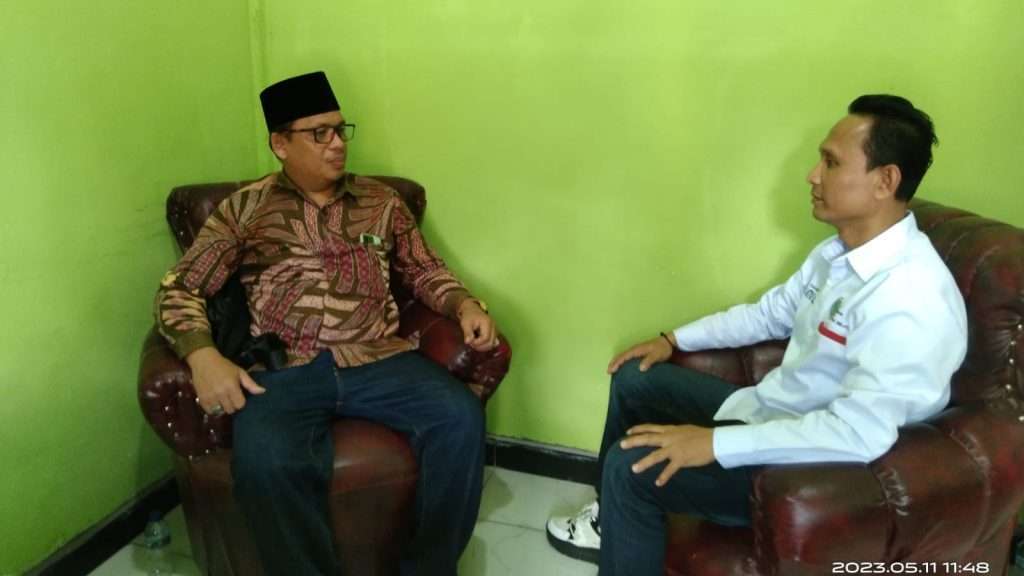 oto Ketua IWO PALI Efran, Bersilaturahmi Ke Kepala Desa Harapan Jaya Merianto di Kantor Desa Harapan Jaya, Kecamatan Tanah Abang Kabupaten Penukal Abab Lematang Ilir (PALI). Kamis (11/05/2023) Foto : M. Susanto/Versa.news