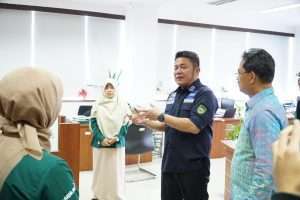 Gubernur Sumatera Selatan, H. Herman Deru (HD) didampingi Kepala BPS Prov. Sumsel, Dr. Ir. Zulkipli, M.Si meninjau secara langsung pelayanan publik di Kantor BPS Sumsel bertempat di Kantor BPS Sumsel, Selasa, (18/4/2023)