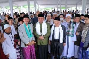 Sholat Idul Fitri berjemaah di Masjid Agung Sultan Mahmud Badaruddin Joyo Wikromo Palembang, Sabtu (22/4).