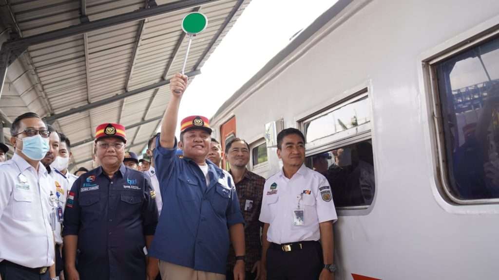 Gubernur Secara Simbolis Melepas Kereta Mudik Gratis Bagi Masyarakat di Stasiun Kereta Api Kertapati, Rabu (19/4/2023).