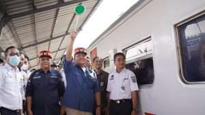 Gubernur Secara Simbolis Melepas Kereta Mudik Gratis Bagi Masyarakat di Stasiun Kereta Api Kertapati, Rabu (19/4/2023).