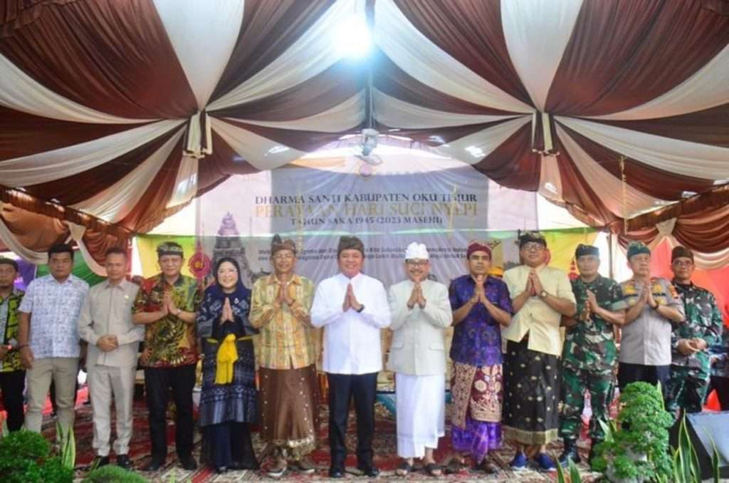 Gubernur Sumsel H, Herman Deru, SH, MM, saat menghadiri perayaan Hari Suci Nyepi Tahun Saka 1945, yang berlangsung di Desa Wana Bakti, Kecamatan Madang Suku III, OKU Timur pada Minggu (30/04/2023)
