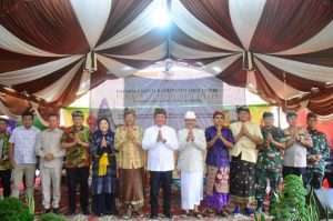 Gubernur Sumsel H, Herman Deru, SH, MM, saat menghadiri perayaan Hari Suci Nyepi Tahun Saka 1945, yang berlangsung di Desa Wana Bakti, Kecamatan Madang Suku III, OKU Timur pada Minggu (30/04/2023)