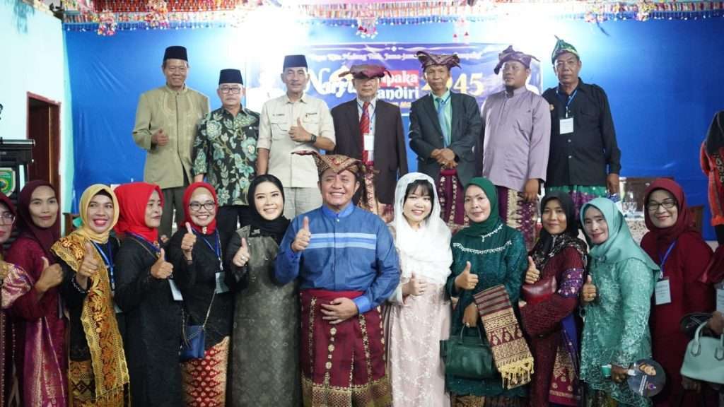 ubernur Sumsel H Herman Deru berkesempatan melakukan halal Bihalal dengan masyarakat Komering yang diinisiasi oleh Organisasi Kerukunan. Warga Komering (IWARI) Cempaka yang dipusatkan di Balai Desa Cempaka Kecamatan Cempaka Kabupaten OKU Timur, (24/4).