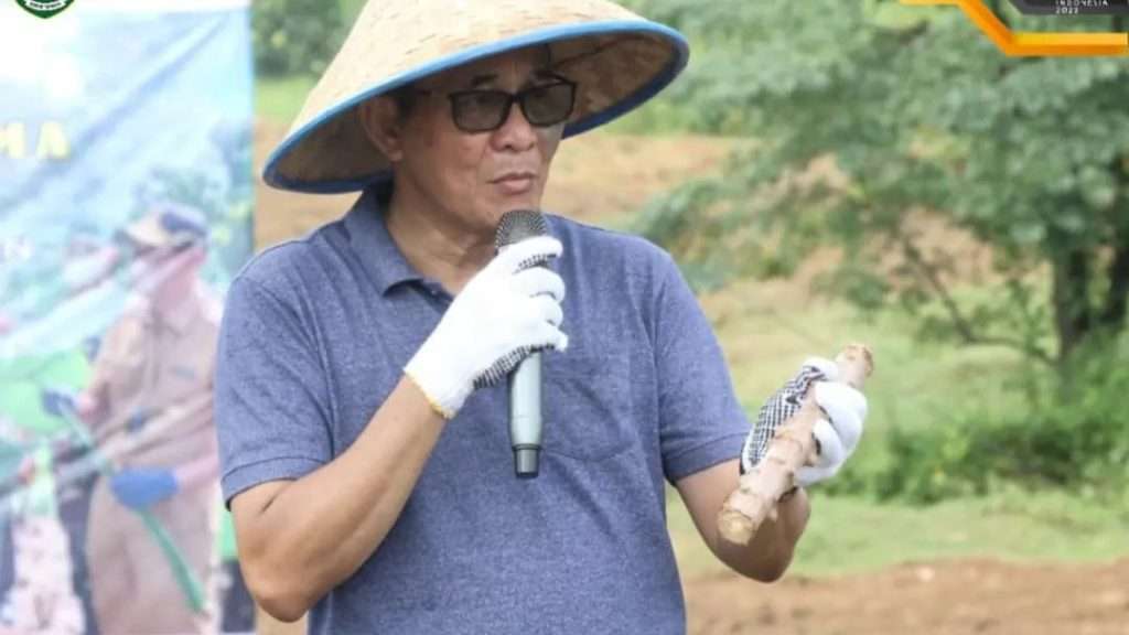 Heri Amalindo mendapat penghargaan Adhi Bhakti Tani Nelayan dari Kontak Tani Nelayan Andalan (KTNA) Nasional. (Foto: Dok. Pemkab Pali)