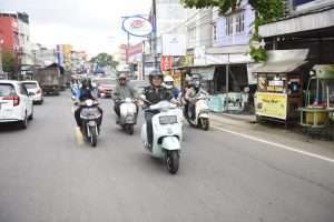 Menjelang berbuka puasa, Sabtu (8/4) sore. Gubernur Sumsel H Herman Deru Ngabuburide Keliling Kota Palembang bersama dengan komunitas vespa