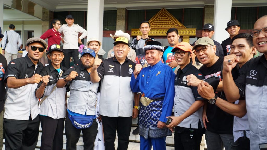 Gubernur Sumsel H. Herman Deru menyambut dengan antusias rombongan peserta Jeepers Indonesia Meet and Greet di Kota Palembang. Acara ini berlangsung di halaman Griya Agung pada Sabtu (20/5).