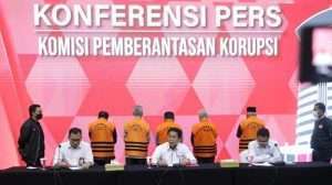 Komisi Pemberantasan Korupsi (KPK) kembali melakukan penahanan terhadap lima orang tersangka tindak pidana korupsi berupa suap yang diterima para Anggota DPRD Jambi periode 2014 s.d 2019 terkait pengesahan RAPBD Provinsi Jambi Tahun Anggaran 2017-2018. (Foto: Dok. KPK)