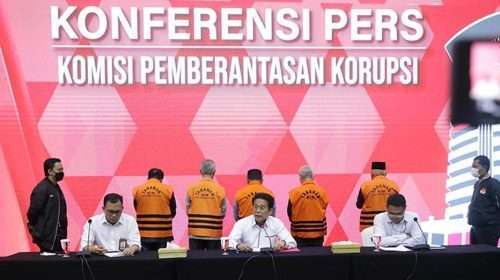 Komisi Pemberantasan Korupsi (KPK) kembali melakukan penahanan terhadap lima orang tersangka tindak pidana korupsi berupa suap yang diterima para Anggota DPRD Jambi periode 2014 s.d 2019 terkait pengesahan RAPBD Provinsi Jambi Tahun Anggaran 2017-2018. (Foto: Dok. KPK)