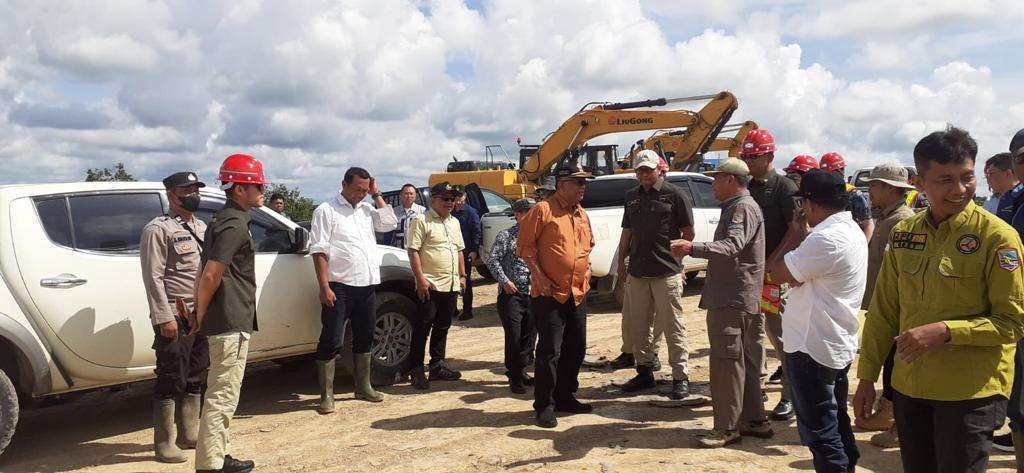 Tim Kantor Staf Presiden Kedeputian I saat melakukan verifikasi lapangan terkait realisasi investasi di Kotabaru, Kalimantan Selatan, Rabu (10/5). (Dok. KSP)