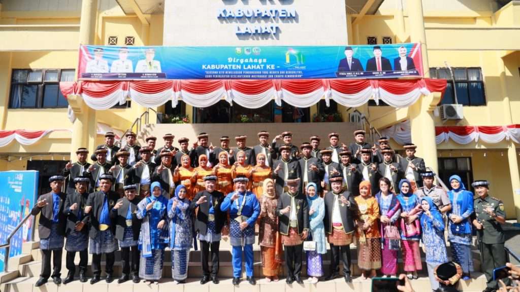 Gubernur Sumsel H. Herman Deru dan Ketua TP PKK Provinsi Sumsel Hj. Febrita Lustia menghadiri Rapat Paripurna X masa sidang ke III tahun 2023 DPRD Kabupaten Lahat dalam rangka memperingati hari jadi Kabupaten Lahat ke-154, perayaan XXV di Gedung DPRD Kabupaten Lahat, Sabtu (20/5) pagi.