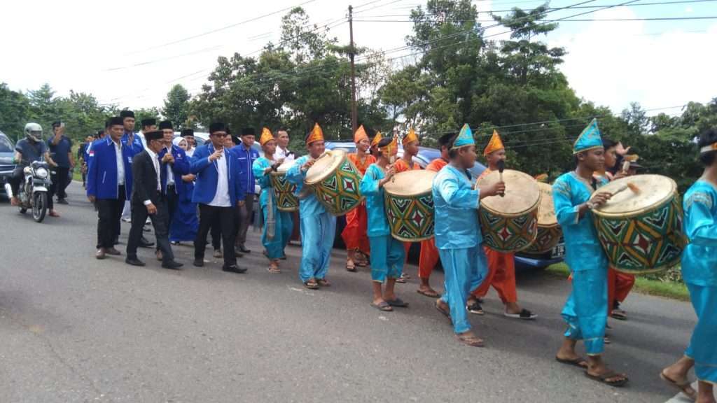Foto Puluhan Kader Partai PAN Mendaftarkan diri Bacaleg Ke KPU di Jalan Merdeka Kelurahan Handayani Mulya Kecamatan Talang Ubi Kabupaten Penukal Abab Lematang Ilir (PALI) (foto M. Susanto/Versa.news)