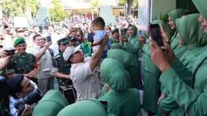 Menteri Pertahanan (Menhan) Prabowo Subianto melakukan kunjungan ke Koramil 0801/01 Pacitan pada Sabtu (20/5). (Dok. Kemenhan)